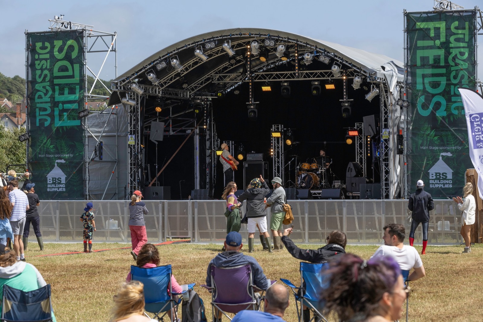 8m XL arc roof stage; Jurassic Fields.
