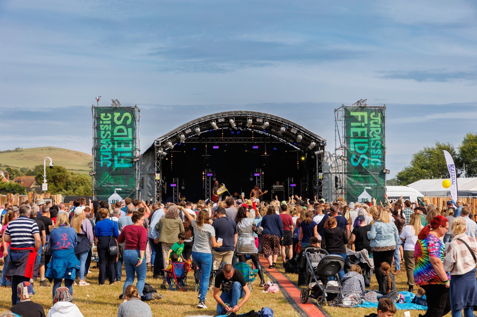 8m XL arc roof stage; Jurassic Fields.